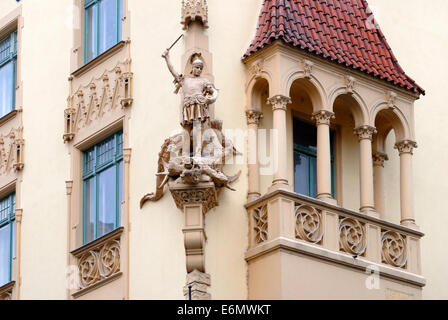 Praga, Repubblica Ceca. San Giorgio e il drago, Parizska 15, all'angolo con Siroka Foto Stock