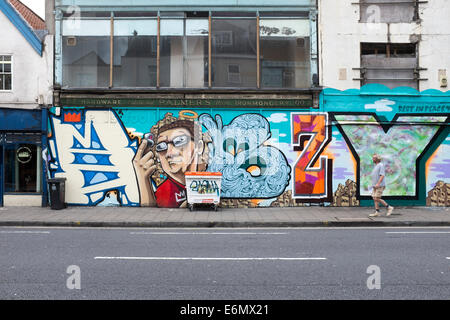 Arte di strada o urbane graffitti di Stokes Croft Bristol Foto Stock