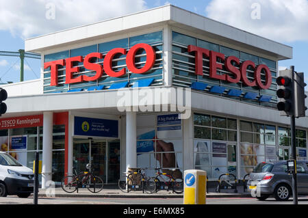 Il supermercato Tesco in Kennington Lane, Londra. Foto Stock