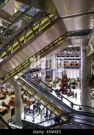 Interno del Lloyds edificio nella città di Londra che mostra la Lutine Bell Foto Stock