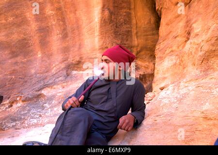 Beduino con Shisha, Wadi Rum, Giordania, Medio Oriente Foto Stock