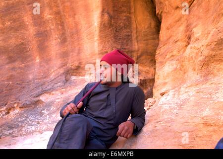 Beduino con Shisha, Wadi Rum, Giordania, Medio Oriente Foto Stock