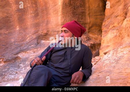 Beduino con Shisha, Wadi Rum, Giordania, Medio Oriente Foto Stock