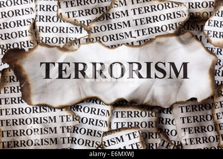 Bruciò il terrorismo. Bruciò i pezzi di carta con la parola "terrorismo" Foto Stock