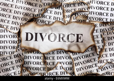 Bruciò il divorzio. Bruciò i pezzi di carta con la parola 'Divorce' Foto Stock