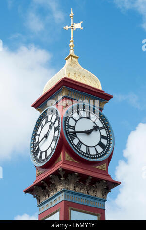 Cerca fino a due facce di clock alla sommità della regina Victoria giubileo torre dell orologio a Weymouth Sea Front Dorset Regno Unito Foto Stock