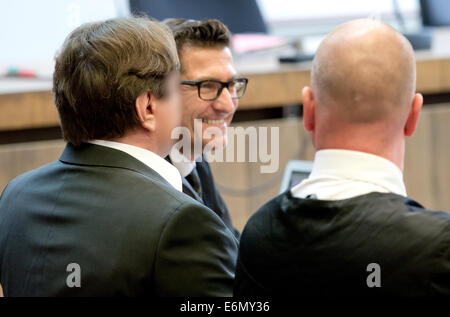 L'accusato business man Christian H. (L) si trova tra i suoi avvocati Michael Hakner (C) e Martin Buecher nel Landcourt a Monaco di Baviera, Germania, il 27 agosto 2014. L'imputato è stato il fondatore e responsabile delle società di domicilio in Dubai e Londra. Tra il 2008 e il 2010 egli avrebbe acquisito circa 98 milioni di euro da migliaia di investitori. Foto: Sven Hoppe/dpa Foto Stock