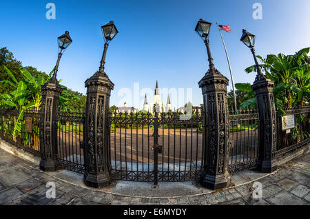 Ingresso a Jackson Square con la Cattedrale di San Louis in retro massa nel Quartiere Francese di New Orleans LA Foto Stock