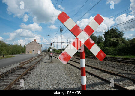 La croce rossa di avvertimento in caso di stazione ferroviaria Foto Stock