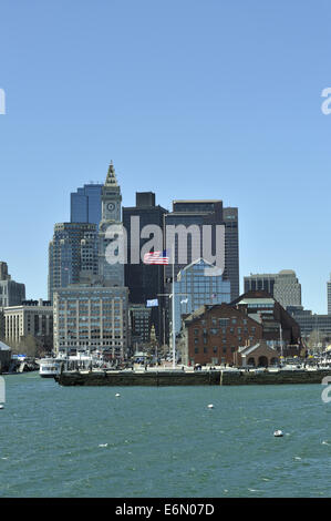 Long Wharf, Custom House blocco e dello skyline di Boston, visto da sul porto di Boston (porto). Massachusetts, STATI UNITI D'AMERICA Foto Stock