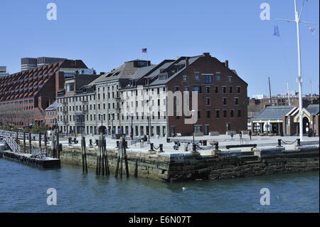 Custom House blocco su Long Wharf, un Boston Harbor sviluppo, visto da sul porto. Boston, Massachusetts, STATI UNITI D'AMERICA Foto Stock