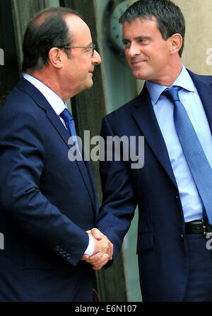 Parigi, Francia. Il 27 agosto, 2014. Il Presidente francese Francois Hollande (L) e dal Primo ministro francese Manuel Valls agitare le mani come essi lasciare dopo il settimanale riunione del gabinetto di Parigi, Francia, e il agosto 27, 2014. In Francia il Segretario generale dell'Elysee Palace, Jean-Pierre Jouyet, svelato il martedì in Francia il nuovo governo guidato dal Primo Ministro Manuel Valls, un giorno dopo le dimissioni del vecchio governo. Credito: Xinhua/Alamy Live News Foto Stock