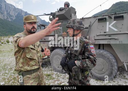 Fml, multinazionale europea Forze terrestri; italiano ufficiale della brigata di montagna Julia con un ufficiale dell'esercito sloveno Foto Stock