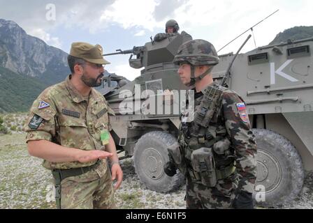 Fml, multinazionale europea Forze terrestri; italiano ufficiale della brigata di montagna Julia con un ufficiale dell'esercito sloveno Foto Stock