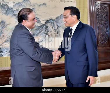 Pechino, Cina. Il 27 agosto, 2014. Il premier cinese LI Keqiang (R) soddisfa con Bilawal Bhutto Zardari, ex presidente pakistano e presidente del Pakistan del partito popolare, a Pechino, capitale della Cina, e il agosto 27, 2014. Credito: Li Tao/Xinhua/Alamy Live News Foto Stock