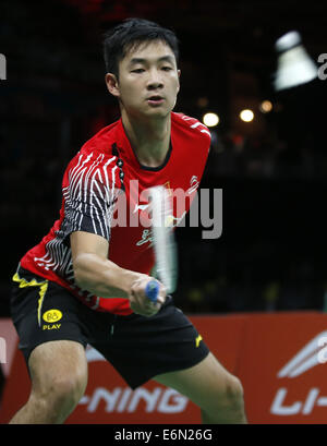 Copenhagen. Il 27 agosto, 2014. Wang Zhengmin della Cina restituisce la navetta durante i suoi uomini singoli Round 2 match contro Petr Koukal della Repubblica ceca il giorno 3 di Li Ning BWF Campionati del Mondo 2014 a Ballerup Super Arena a Copenhagen, in Danimarca il 27 agosto 2014. Wang Zhengmin ha vinto 2-1 (21-15, 19-21, 21-7). Credito: Wang Lili/Xinhua/Alamy Live News Foto Stock