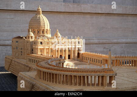 Città del Vaticano. Il 27 agosto, 2014. La Basilica di San Pietro realizzato ​​with spighe di grano in occasione della festa al Covo di Campocavallo di Osimo - Udienza Generale del Santo Padre Francesco - 27 agosto 2014 Credit: Davvero Facile Star/Alamy Live News Foto Stock