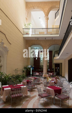 Sala da pranzo, Hotel Palacio del Marqués de San Felipe y Santiago de Bejucal, Havana, Cuba Foto Stock