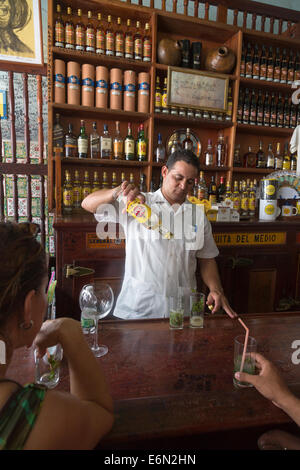 Barman preparare mojito, La Bodeguita del Medio bar, Havana, Cuba Foto Stock