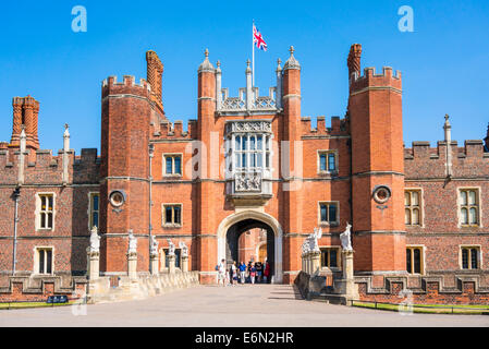 Hampton Court Palace fronte ovest Entrata Principale Londra Inghilterra REGNO UNITO GB EU Europe Foto Stock