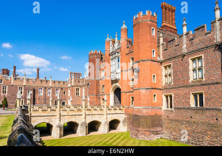 Hampton Court Palace The Tudor Great Gatehouse West Front Main Entrance Richmond Upon Thames London England Uk Gb Europe Foto Stock