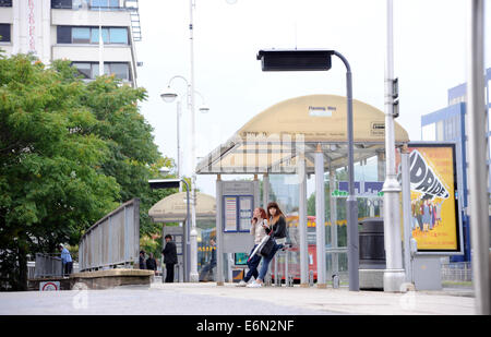 Swindon WILTSHIRE REGNO UNITO - Giovani donne in attesa ad una fermata bus Shelter Foto Stock