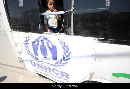 Fishkhabour, Iraq. Il 27 agosto, 2014. I rifugiati continuano a provenire dalla regione di Sinjar attraversando il Tigri sul ponte Fishkhabour. Due autobus dell UNHCR ha portato decine di rifugiati nel nord dell'Iraq dopo la fuga del gruppo di terrore lo Stato islamico. Ci sono bambini e anziani sul bus rendendo le 6 ore di viaggio in 140 gradi temperature. Credito: Gail Orenstein/ZUMA filo/Alamy Live News Foto Stock