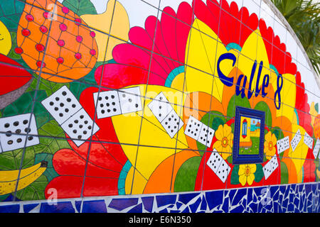 CALLE 8 onda mosaico a parete DOMINO PARK OTTO STREET Little Havana Miami Florida USA Foto Stock