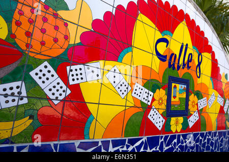 CALLE 8 onda mosaico a parete DOMINO PARK OTTO STREET Little Havana Miami Florida USA Foto Stock