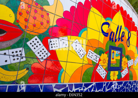 CALLE 8 onda mosaico a parete DOMINO PARK OTTO STREET Little Havana Miami Florida USA Foto Stock