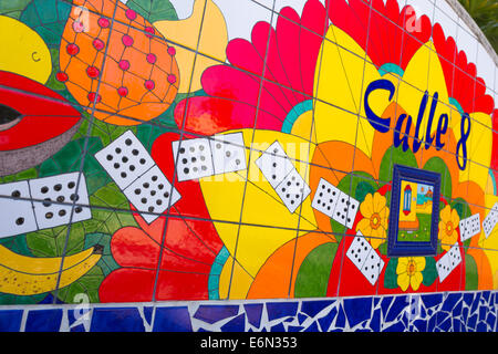 CALLE 8 onda mosaico a parete DOMINO PARK OTTO STREET Little Havana Miami Florida USA Foto Stock