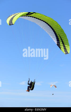 Parapendio in Guernsey, Isole del Canale, GB Foto Stock