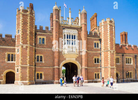 Il Palazzo di Hampton Court corte di base e West Entrata Principale Londra Inghilterra REGNO UNITO GB EU Europe Foto Stock