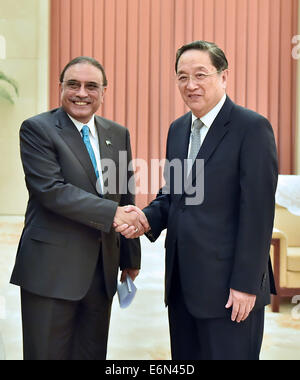 Pechino, Cina. Il 27 agosto, 2014. Yu Zhengsheng(R), presidente del Comitato nazionale del la Conferenza consultiva politica del popolo cinese (Cpcpc), incontra Bilawal Bhutto Zardari, ex presidente pakistano e presidente del Pakistan del Partito Popolare (PPP), a Pechino, capitale della Cina, e il agosto 27, 2014. Credito: Li Tao/Xinhua/Alamy Live News Foto Stock