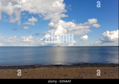 Traghetto sul Mar Baltico, Golfo di Tallinn. Vista dalla penisola Paljassaare. Foto Stock