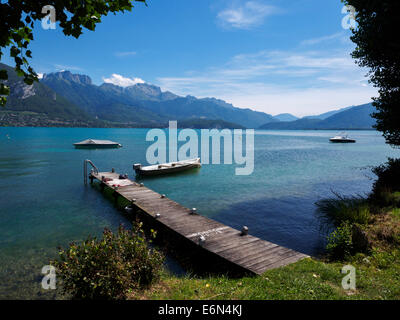 Il lago di Annecy (Lac d'Annecy) in Alta Savoia: il terzo lago più grande in Francia e conosciuto come il lago più pulito d'Europa. Foto Stock