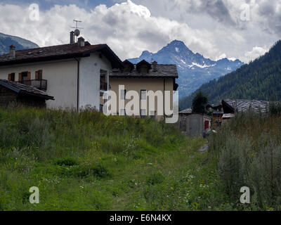 La Thuile, nelle Alpi italiane, lungo una strada di Pré-Saint-Didier nel nord-ovest fino al Piccolo San Bernardo Foto Stock