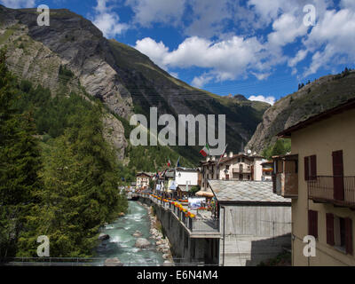 La Thuile, nelle Alpi italiane, lungo una strada di Pré-Saint-Didier nel nord-ovest fino al Piccolo San Bernardo Foto Stock