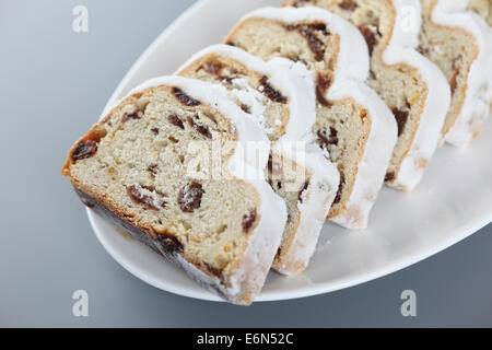 Il Natale lo Stollen con uvetta. (Tedesco tradizionale pane di Natale) Foto Stock