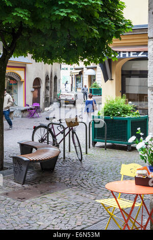 La città vecchia con sedie e tavoli e vicoli, Chambery, Savoie, Rhone-Alpes, Francia Foto Stock