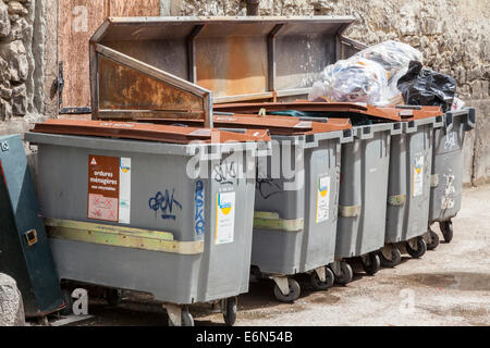 Spazzatura e cassonetti per il riciclaggio, Chambery, Savoie, Rhone-Alpes, Francia Foto Stock