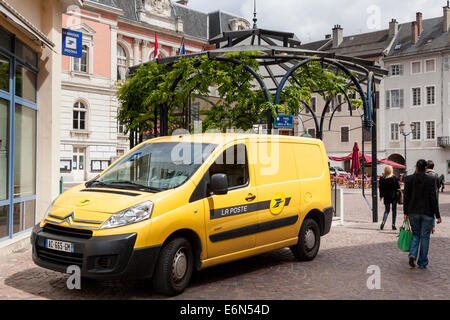 Giallo francese post van, le poste, Chambery, Savoie, Rhone-Alpes, Francia Foto Stock