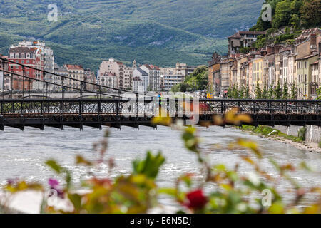 Ponte che attraversa il fiume Isere nel centro di Grenoble, Rhone-Alpes, Francia Foto Stock