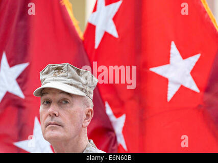 US Marine Corps gen. Joseph F. Dunford, Jr. durante la Forza internazionale di assistenza alla sicurezza e Stati Uniti le forze in Afghanistan modifica del comando cerimonia Agosto 26, 2014 a Kabul, Afghanistan. Dunford rinunciato a comando PER STATI UNITI Esercito gen. John F. Campbell. Foto Stock