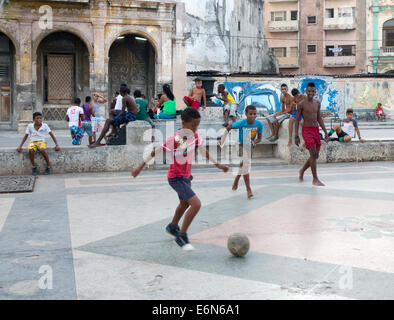 Ragazzi che giocano a calcio sulla strada vecchia Havana, Cuba Foto Stock