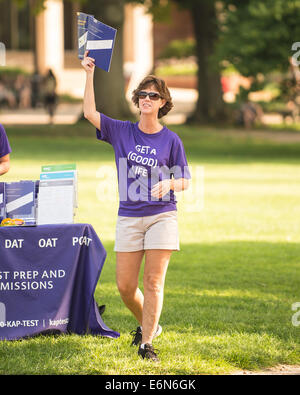 Columbus, Ohio, USA. Il 27 agosto, 2014. Becky Oslendorf di Kaplan visualizza informazioni sulla società durante la prima giornata regolare dei corsi presso la Ohio State University a Columbus, Ohio. Kaplan è un leader collegio ingresso exam company negli Stati Uniti. Credito: Brent Clark/Alamy Live News Foto Stock