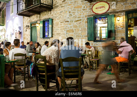 La gente in un tradizionale caffè greco shop (Kafeneio) nel vecchio villaggio (Chora) di ad Alonissos, Grecia in agosto 2014. Foto Stock