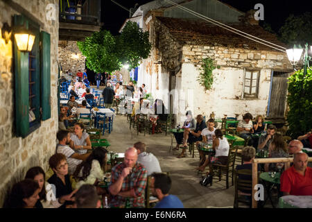 La gente in un tradizionale caffè greco shop (Kafeneio) nel vecchio villaggio (Chora) di ad Alonissos, Grecia in agosto 2014. Foto Stock