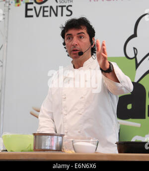 Jean-Christophe Novelli durante una masterclass presso il gusto del world food festival 2012 a fontwell racecourse, West Sussex Foto Stock