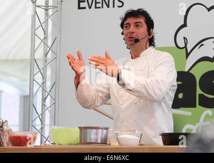 Jean-Christophe Novelli durante una masterclass presso il gusto del world food festival 2012 a fontwell racecourse, West Sussex Foto Stock